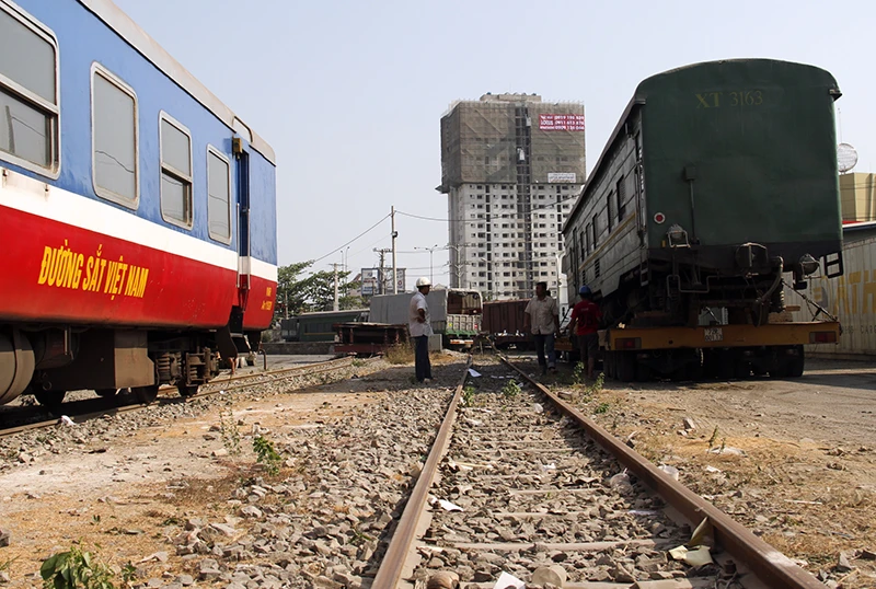 Cần cẩu di chuyển toa tàu hàng chục tấn sau sự cố sập cầu Ghềnh ảnh 13